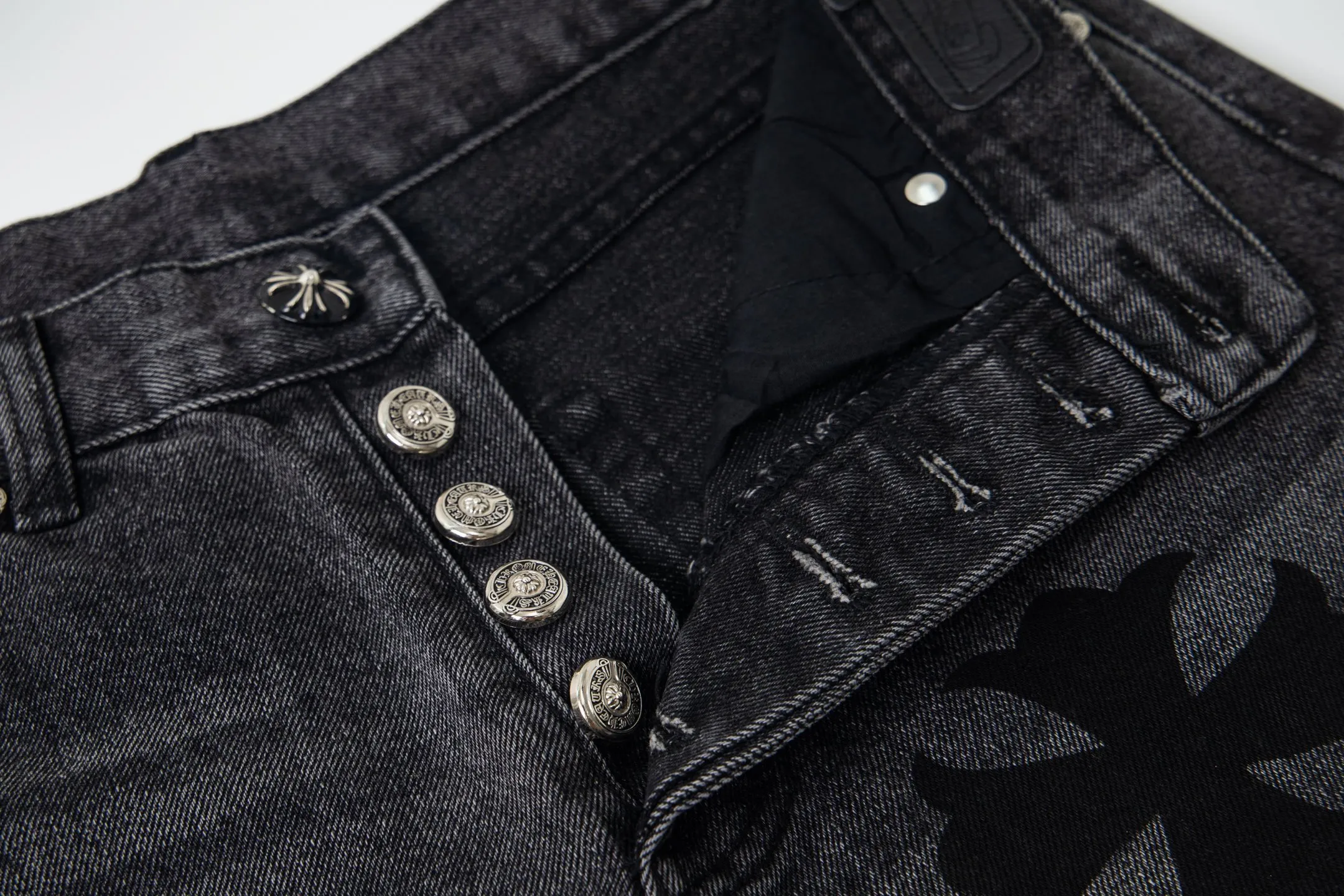 P260 Chrome Hearts Chrome Hearts Jeans Purple Matty Boy Sex Records Rivet Style Work Jeans CH Jeans need to be disassembled and washed before being dismantled and hand-stitched with sheepskin cross leather and then spliced ​​together to complete. The whole piece has too many craftsmanship to explain. The cabinet price is 16W+ level, patchwork cross pattern embellishment, high-waisted washed jeans! ! Absolutely high-end luxury products, 8W+ level god-level items, super popular products, made with top heavy industry, a magic weapon that cannot be missed. About Kroxin This is an extremely luxurious fashion brand, which can also be called the aristocrats of the high street. It has always been an exclusive brand for some hipsters or rich second generation. Compared with ordinary high streets, it is more luxurious and noble. Compared with luxury brands, it has a more fashionable personality and has always been a brand that I have a special liking for. Style number: 1761# Size: 28 30 32 34 36